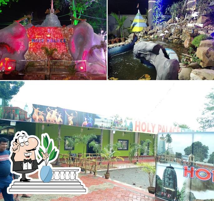 The photo of HOLY PALACE’s exterior and dessert
