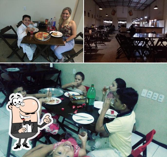 Esta é a imagem apresentando interior e mesa de jantar no Boteco Adega Canoeiro