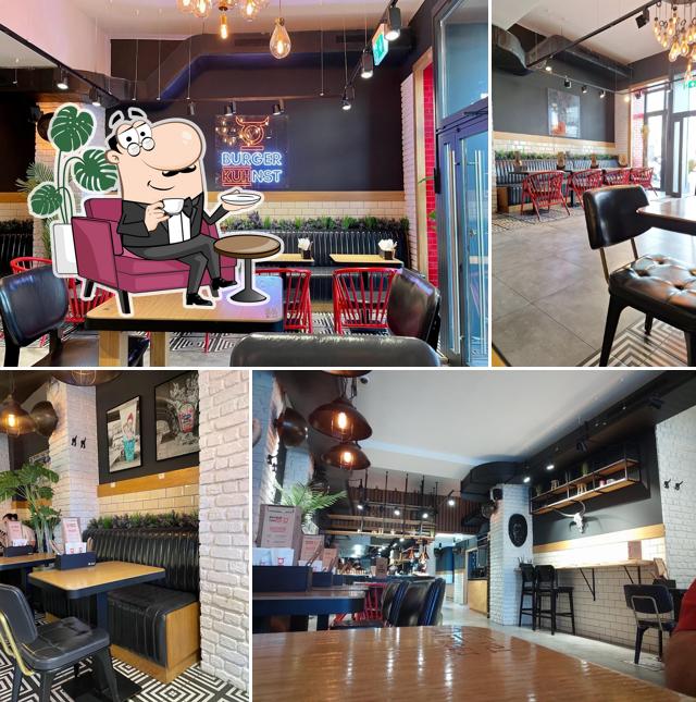 Installez-vous à l'une des tables de Burger KUHnst Mödling