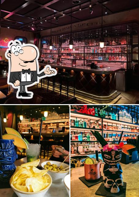 Dai un'occhiata agli interni di Blue Bar & Smokers Lounge