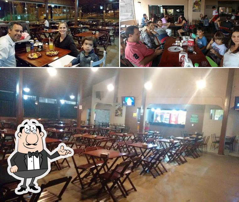 Sente em uma das mesas no Osvaldo Sinuca Bar