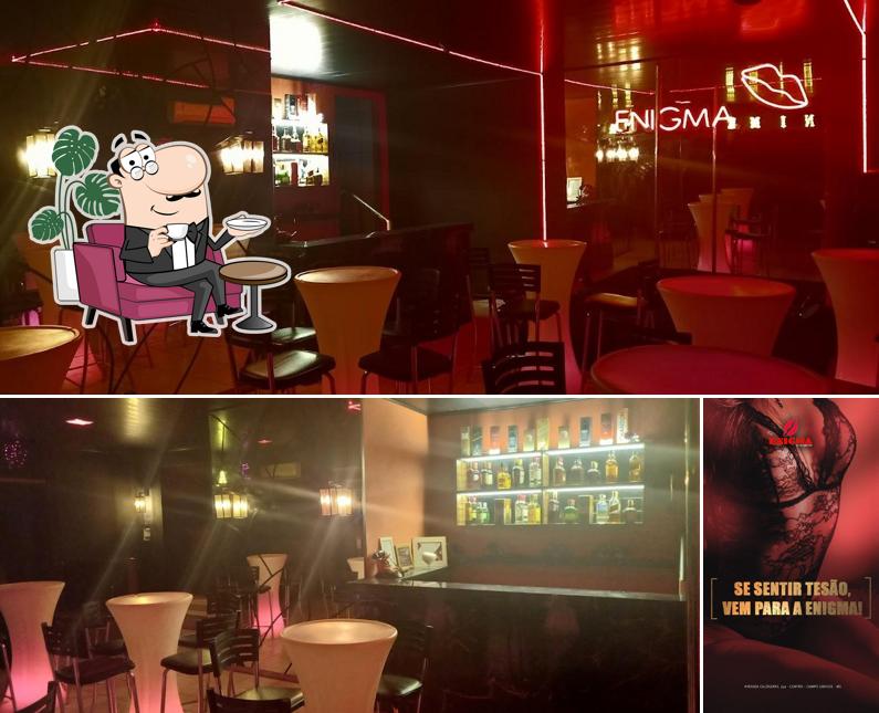 Entre diferentes coisas, interior e comida podem ser encontrados no ENIGMA DA NOITE BAR E NIGHTCLUB