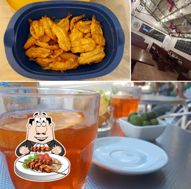 Tra le diverse cose da BAR CENTRALE si possono trovare la cibo e interni