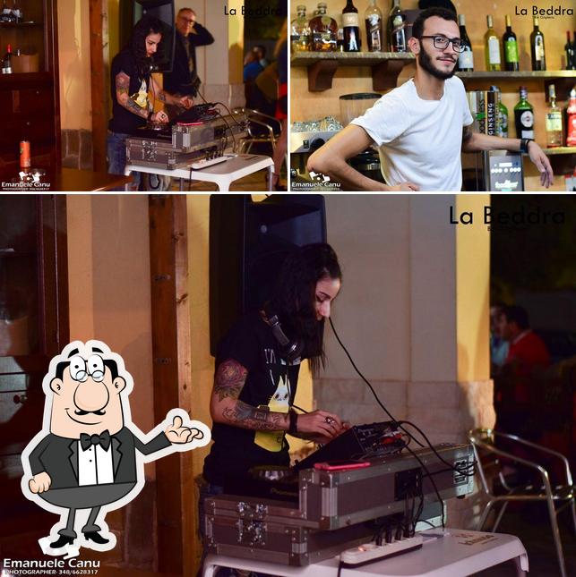 Guarda la immagine che mostra la interni e bancone da bar di Bar-griglieria La Beddra di Stangoni Antonio Tergu