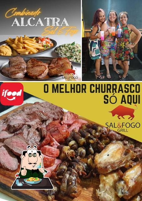 Entre diversos coisas, comida e bebida podem ser encontrados no Sal & Fogo Grill