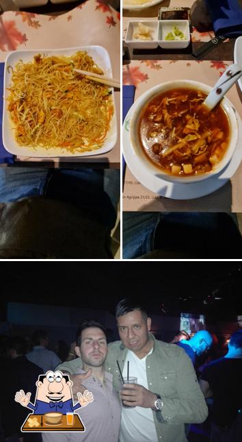 La immagine della cibo e bancone da bar di King Bar