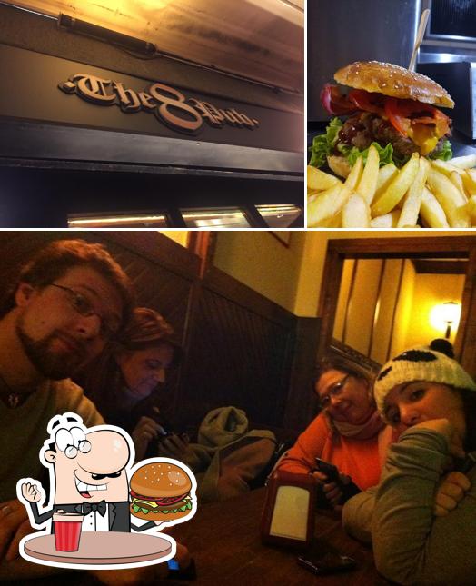 Prenditi un hamburger a The 8 Pub