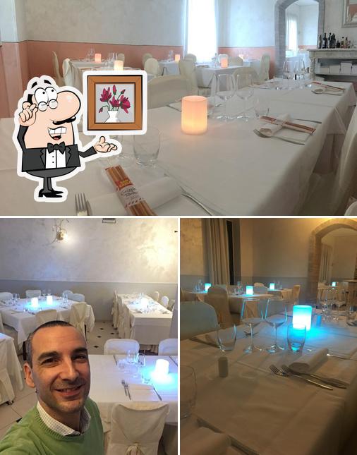 Dai un'occhiata agli interni di Pizzeria Gatto Bianco