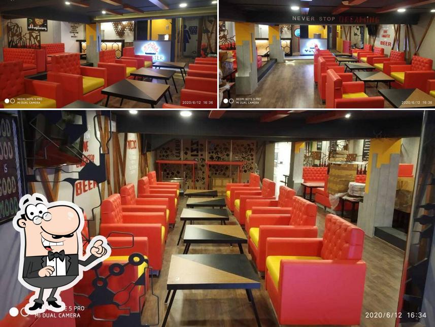 The interior of Chicago Pizza