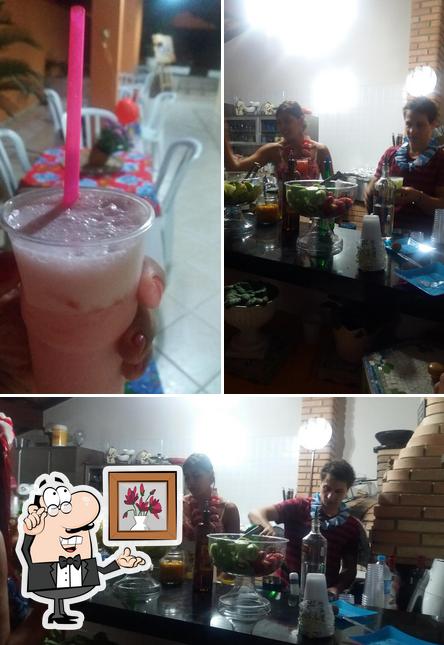 Confira a imagem apresentando interior e bebida no Kaffeehaus