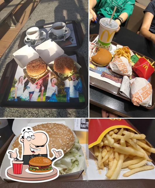 Prenditi un hamburger a McDonald’s Restaurant