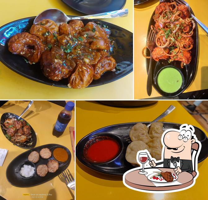 Hum Tum और Momos provides meat meals
