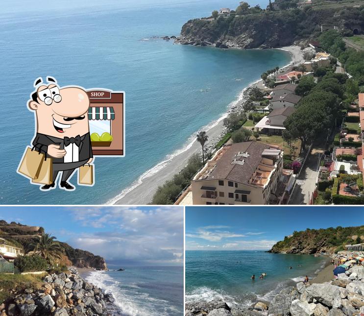 Puoi goderti l'aria fresca da seduto all'esterno di Lido La Torre