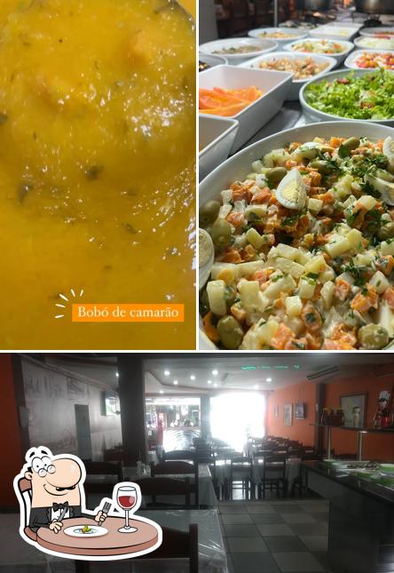 Esta é a foto mostrando comida e interior no Quitutes Restaurante