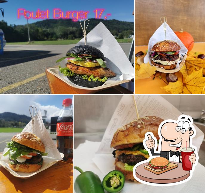 Prova un hamburger a Mäx & Raphi‘s Swiss FoodTruck