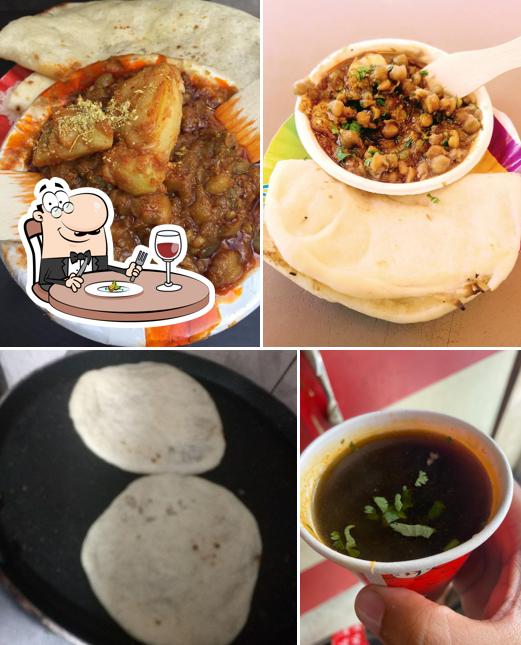 Food at Lotan ji Chole kulche wala