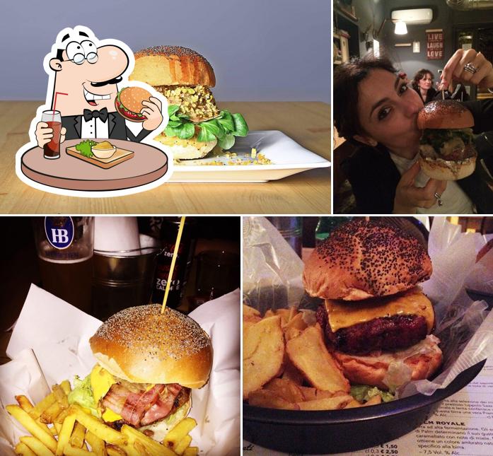 Gustati uno dei tipi di hamburger disponibili a Public House - Burger Gourmet