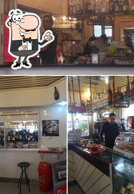 La interni e bancone da bar del ristorante