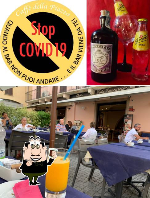 Goditi qualcosa da bere a Caffe Della Piazza