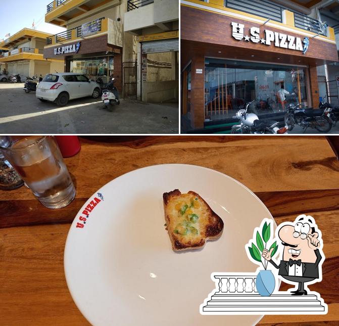 The photo of exterior and food at uspizza Amreli