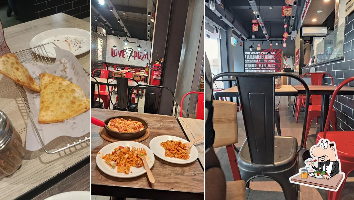 Food at Pizza Hut Kalamassery, Kochi