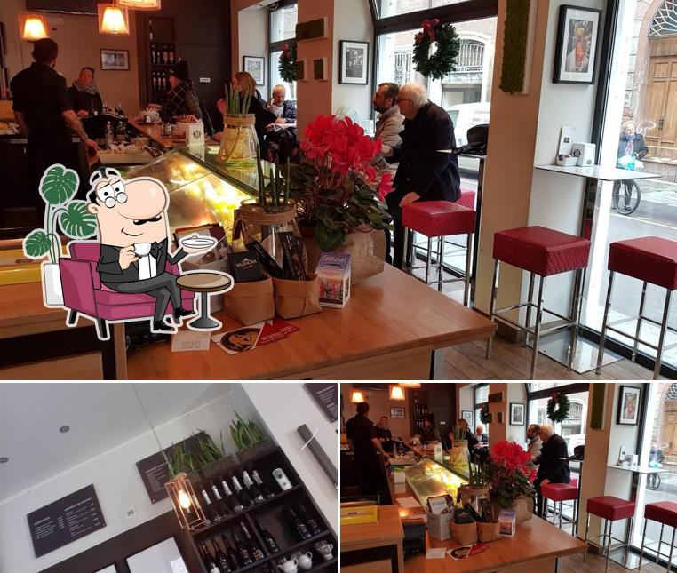 Siediti a un tavolo di Caffè Mazzini 109