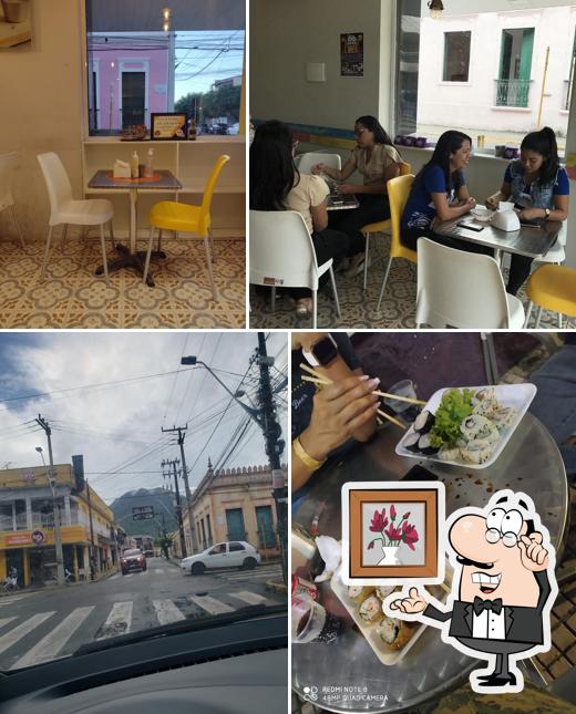 Sente em uma das mesas no Açaí Self