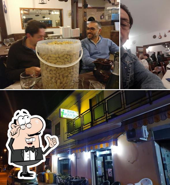 Dai un’occhiata alla immagine che mostra la interni e esterno di Bar Pizzeria Scacco Matto