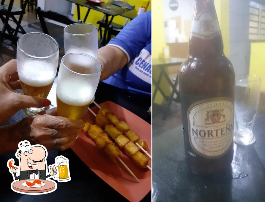 Peça um copo de cerveja leve ou escura