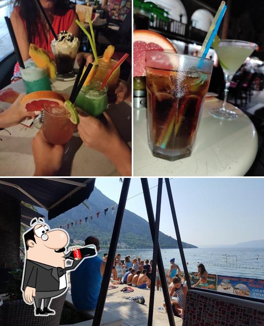 La bevanda e esterno del ristorante