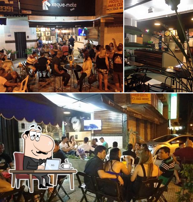 O interior do Xeque-Mate Bar