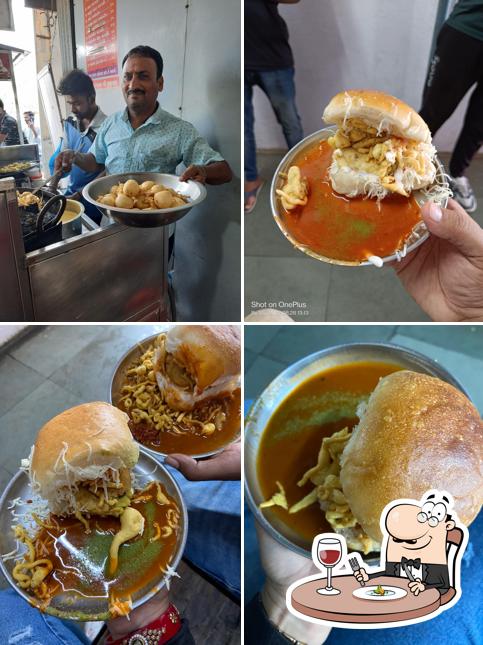 Meals at Raju Vadapav