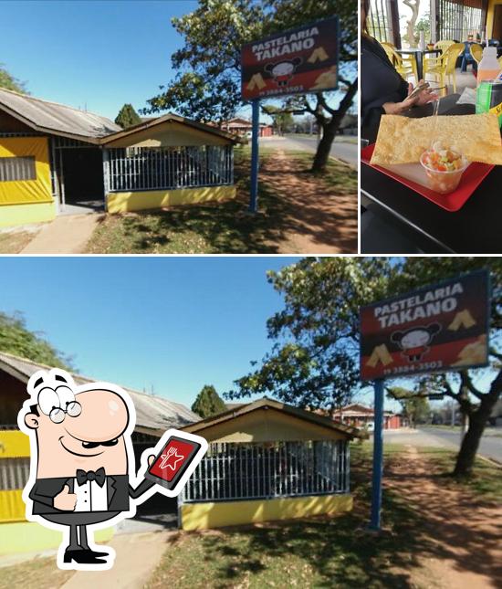 Dê uma olhada a imagem mostrando exterior e comida no Pastelaria do Takano