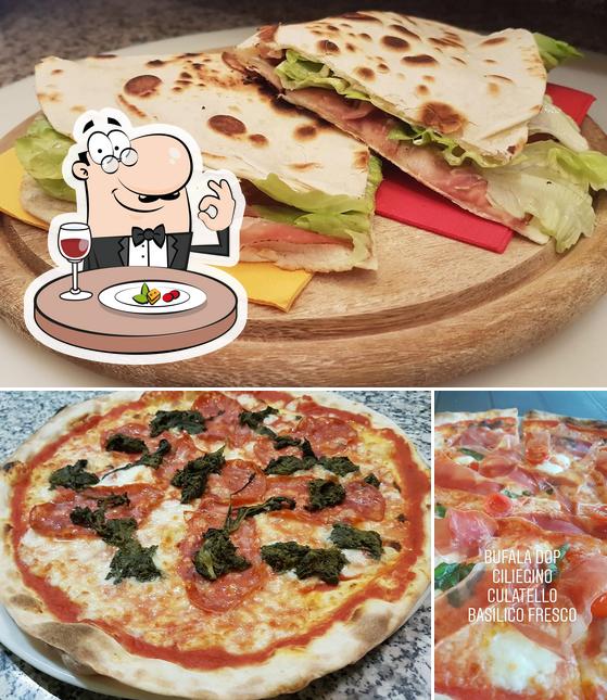 Punto Pizza Di Fenaroli Michele si caratterizza per la cibo e interni