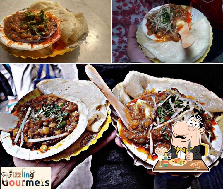 Food at Lotan ji Chole kulche wala