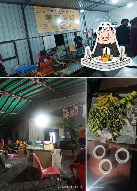 This is the picture displaying food and interior at Mahakali Bhajiya House