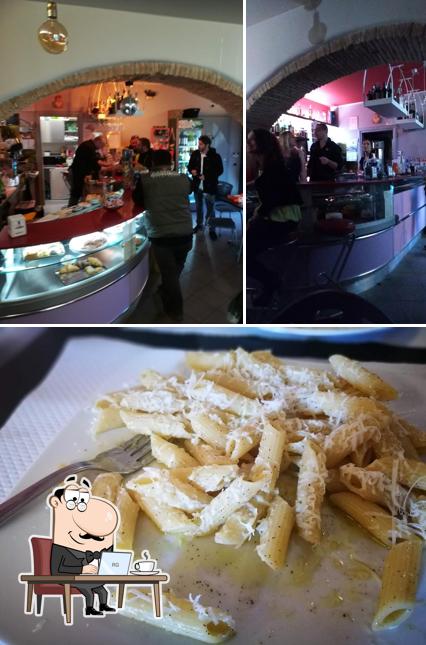 La foto della interni e cibo di Back to Unusual Bar