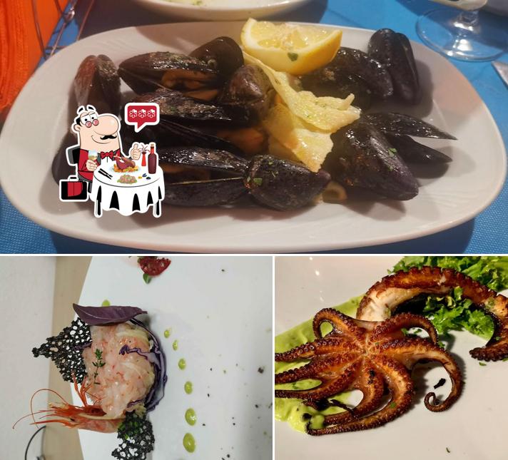 I clienti di Ristorante La Barchetta Specialita' Pesce Allo Spiedo possono gustare vari prodotti di cucina di mare