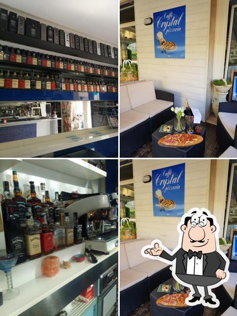 Siediti a un tavolo di Caffè Crystal