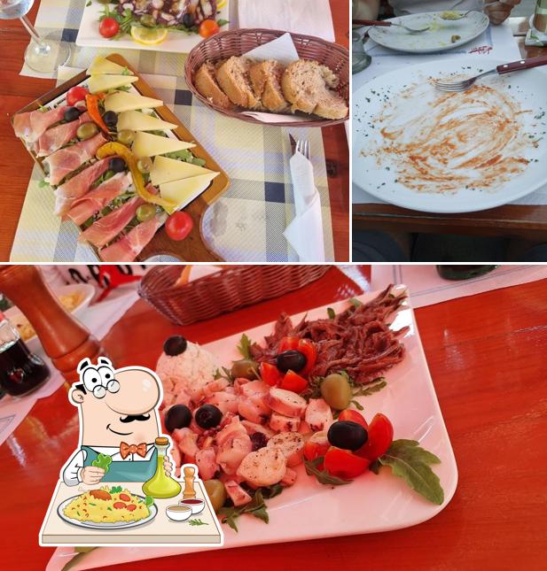 Guarda la immagine che mostra la cibo e tavolo da pranzo di Curicum Bar, Pizza, Pasta & more