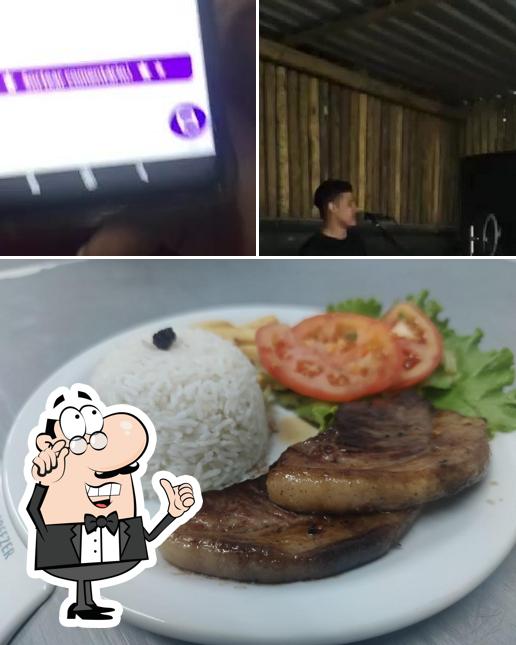 Confira a imagem apresentando interior e comida no Espetinho Dos Amigos