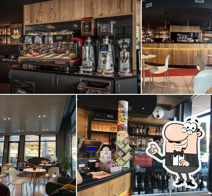 Siediti a un tavolo di Mondrian Café