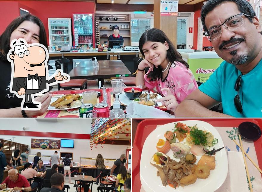 Sente em uma das mesas no Nakayoshi Restaurante Japonês e Mercado Oriental