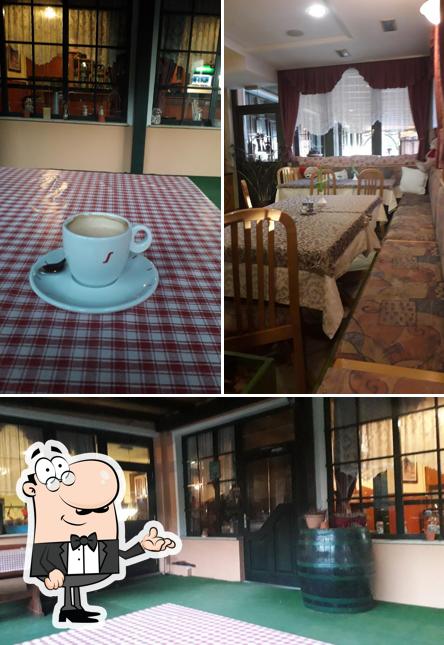 Questa è la immagine che presenta la interni e tavolo da pranzo di Hiša kulinarike Freising