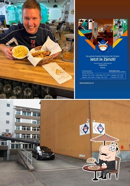 Guarda la foto che raffigura la esterno e cibo di Baseball City