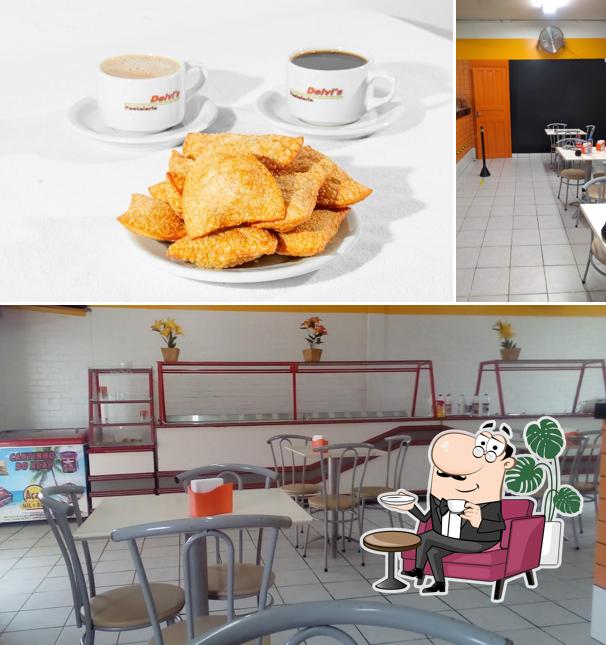 A Delvi's Pastelaria se destaca pelo interior e comida