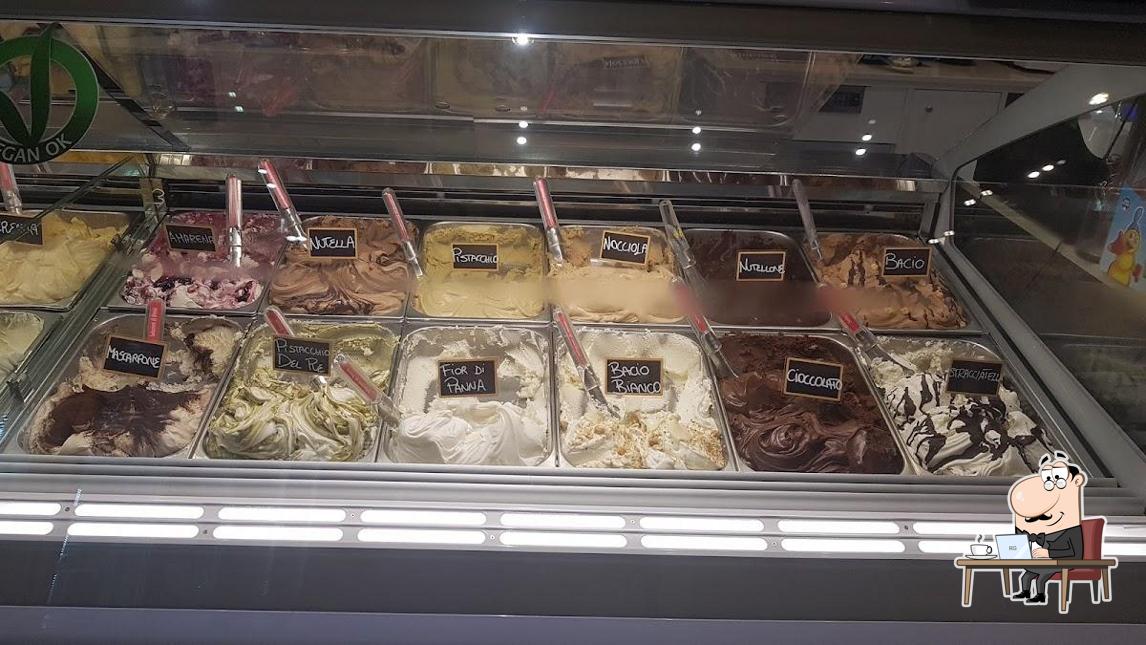 Gli interni di Chocolate Gelateria e Sfizioseria
