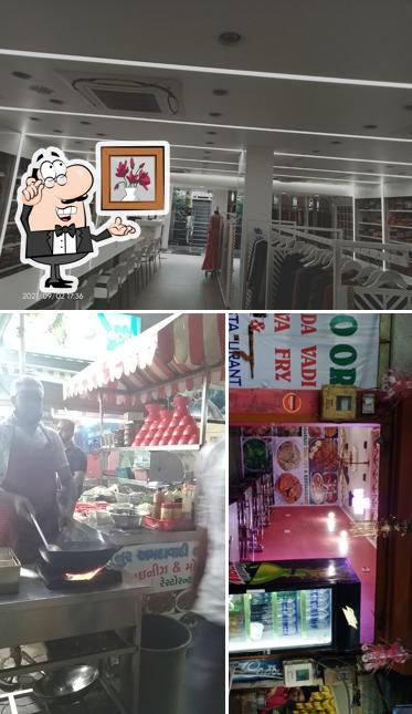 Check out how Noor Ahmedavadi Tava Fry Centre looks inside
