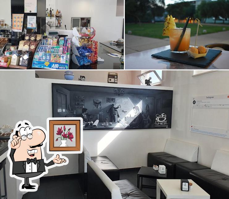 La immagine di interni e bevanda da Café Lumière
