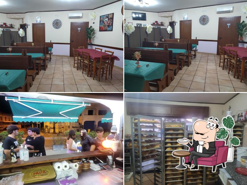 Dai un'occhiata agli interni di Paninoteca cornetteria pub albachiara castelvolturno ;sala interna consegne a domicilio,anche panini senza glutine